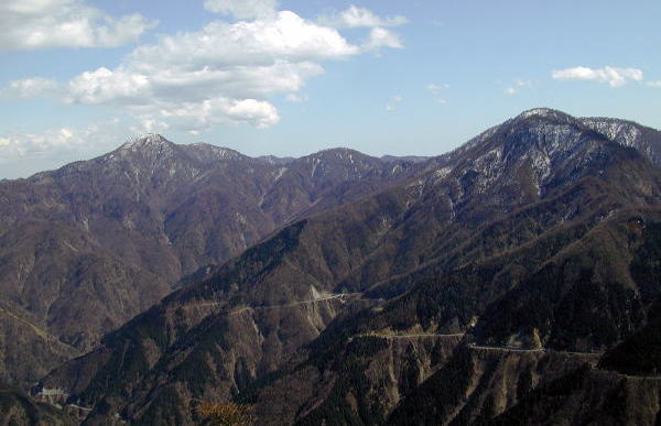 蛭ヶ岳と桧洞丸(右)