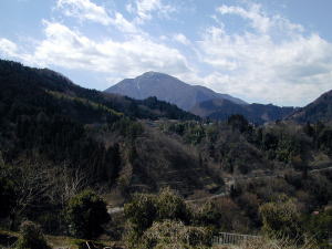 東野側から見上げる大室山