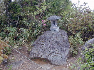 女岳肩の石祠