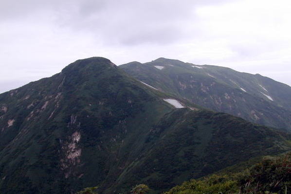 鉾立峰を従えた杁差岳