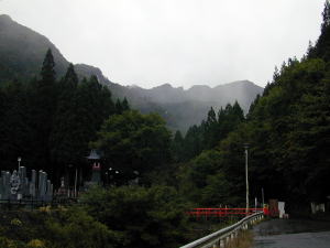 清浄大橋から山上ヶ岳頂上を望む