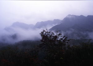 雨と霧に霞む男体山-奥久慈岩稜