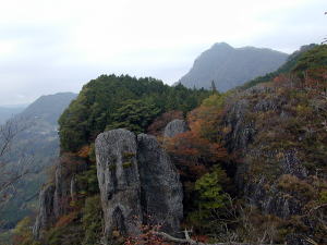 入道岩と男体山
