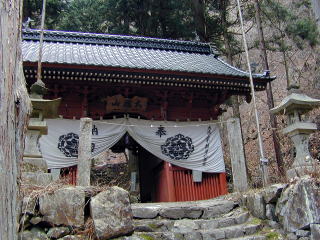 大滝不動の山門