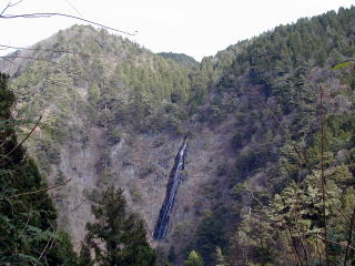 落差140m、山梨屈指の大滝