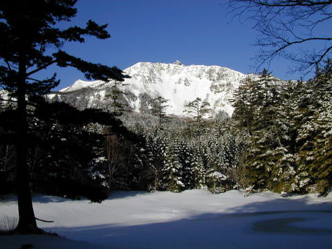 Higasitenngu over frozen Midoriike pond