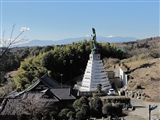 よこやまの道南側谷戸の上部にある東光寺背後の山上は千手観音像の先に富士山を望む展望スポット。