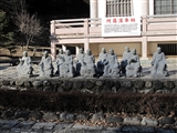 本堂の前に阿羅漢像。　