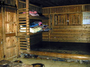 加入道避難小屋内部